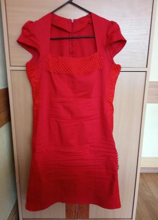 Шикарное, стильное платье красного цвета3 фото