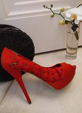 Червоні атласні туфлі, босоніжки оригінал dumond