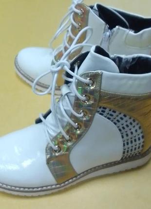 Белые ботинки с золотой отделкой, лаковые ботинки
