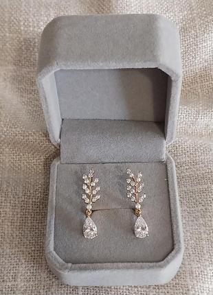 Оригінальний подарунок дівчині сережки "ніжні краплі на гілочках у золоті" ювелірний сплав у оксамитовій коробочці