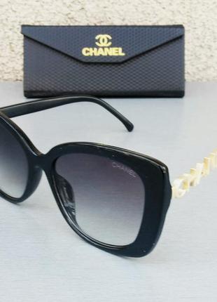 Жіночі сонцезахисні окуляри в стилі chanel  чорні з градієнтом з золотим логотипом2 фото