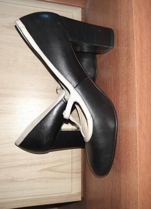 Повністю шкіряні туфлі бренду miratti