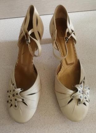 Босоніжки, туфлі відкриті