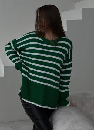 Зеленая кофта в полоску свитер