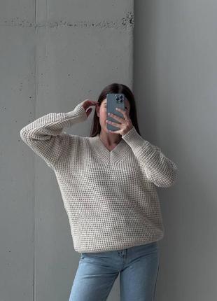Бежевый свитер базовый