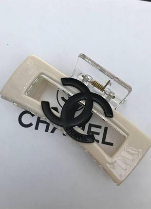 Заколка краб большой белый для волос с черным логотипом chanel