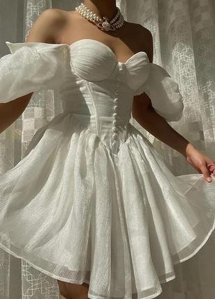 Вечернее белое корсетное платье с пышными рукавами3 фото