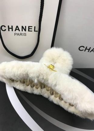 Заколка краб белый с мехом для волос с логотипом chanel