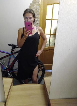 Стильное легкое платье майка на бретелях с разрезом по ноге