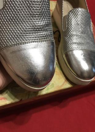 Тренд осеннего сезона 2023,серебристые туфли-лоферы,итали8 фото