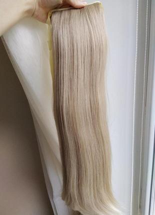 Хвост-шиньон на ленте блондинки