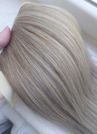 Хвост-шиньон на ленте блондинки