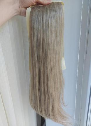 Хвост-шиньон на ленте блондинки