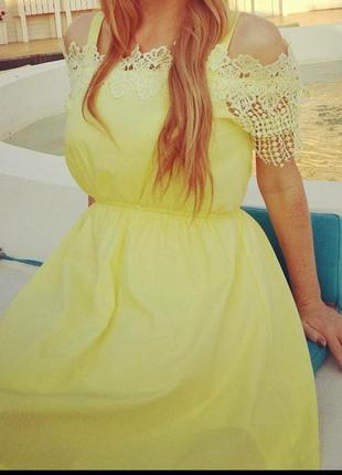 Летнее желтое платье с открытыми плечами2 фото