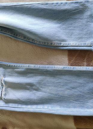 Голубые укороченные женские джинсы с необработанным краем и прорезями9 фото