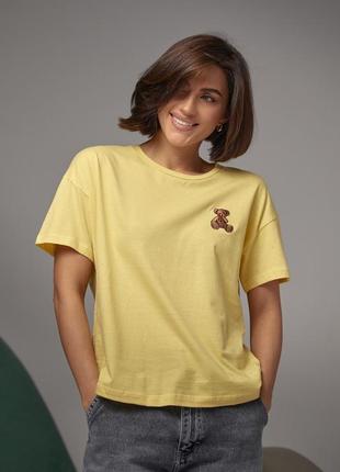 Жіноча футболка з вишитим ведмедиком1 фото