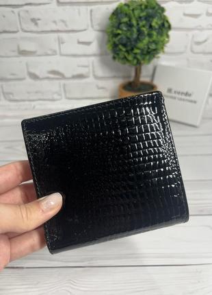 Маленький жіночий стильний шкіряний лаковий гаманець чорного кольору5 фото