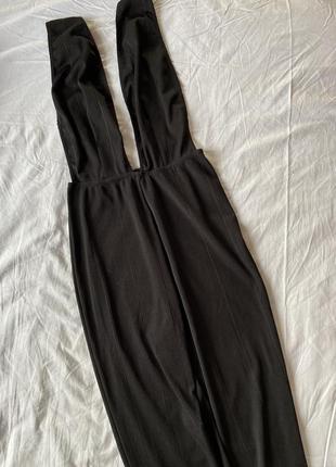 Чорний комбінезон з глибоким декольте