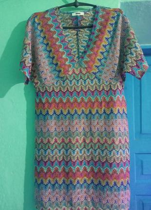 Яскрава сукня
