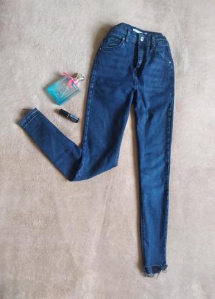 Базовые стрейчевые плотные укороченные джинсы скинни с необработанным краем