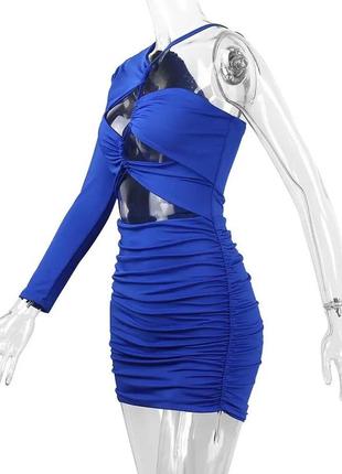 Стильное асимметричное силуэтное мини платье с вырезами на одно плечо7 фото