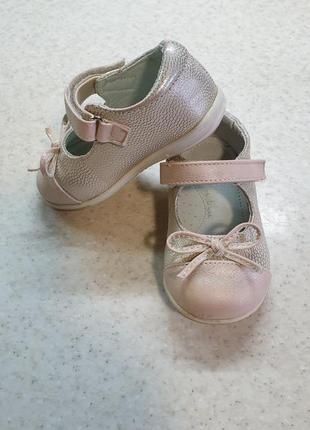 Чепурненькі черевички золотистого кольору для маленької принцеси.