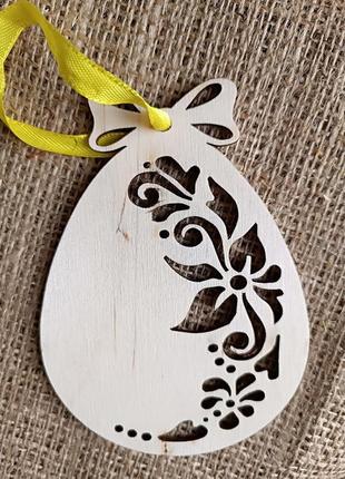 Прикраса у формі яйця з квітковим декором.