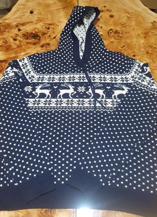 Свитер с капюшоном