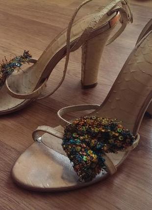 Интересные босоножки