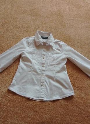 Біла нарядна блузка.