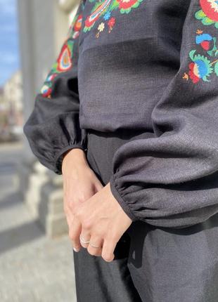 Вишиванка жіноча лляна чорна "bolekhivskа" з квітковою вишивкою4 фото