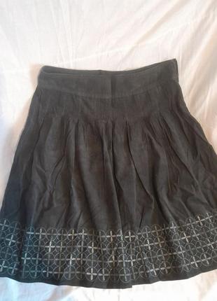 Черная вельветовая юбка с вышивкой и бисером marks & spencer3 фото