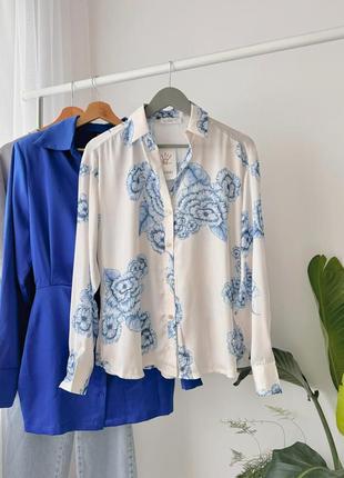 Белая блузка в светло голубой цветочный принт