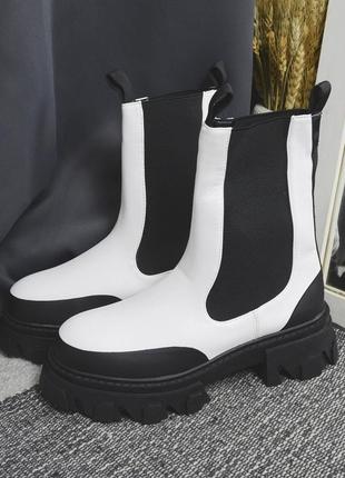 Новые белые ботинки с черной каймой public desire