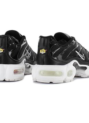 Крутезні чоловічі та підліткові кросівки nike air max plus tn black white  модные кроссовки найк аир макс рлюс тн чёрные на белой подошве8 фото