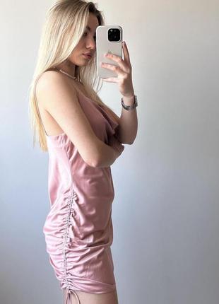 Атласное платье розового цвета3 фото