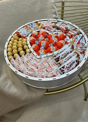 Сладкий подарочный бокс с конфетами киндер сюрприз в круглой форме с сердечками5 фото