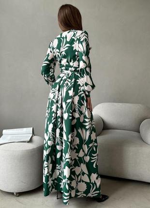 Шикарное зеленое длинное платье-халат с принтом3 фото