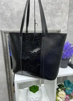 Черная — формат а4 – хорошо держит форму – большая, стильная и вместительная сумка