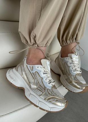 Спортивні світлі кросівки жіночі із золотими деталями під відомий бренд на масивній підошві трендові3 фото