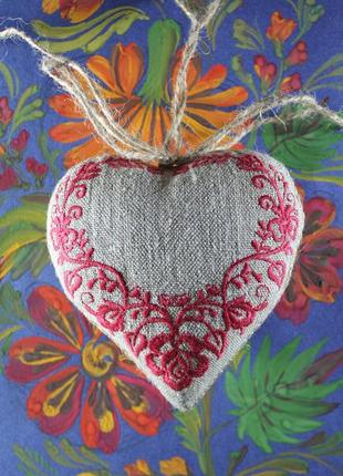 Текстильное украшение в виде сердца петриковка