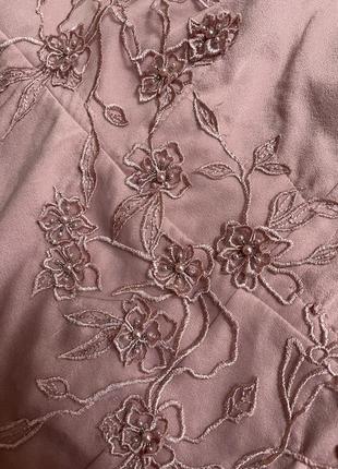 Платье шелковое атласное макси длинное в пол бельевой стиль сатиновая вышивка пудровая бретели нарядное вечернее платье4 фото