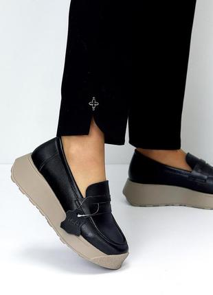 Шкіряні чорні жіночі туфлі лофери в чорному кольорі на потовщеній бежевій підошві, в лаконічному сти2 фото