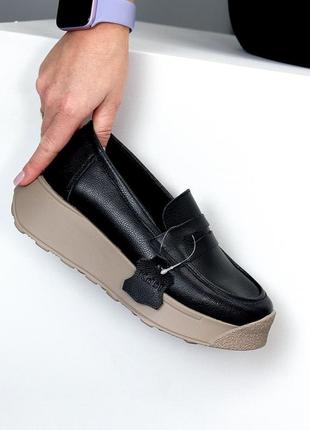 Шкіряні чорні жіночі туфлі лофери в чорному кольорі на потовщеній бежевій підошві, в лаконічному сти5 фото