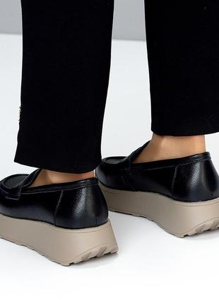 Шкіряні чорні жіночі туфлі лофери в чорному кольорі на потовщеній бежевій підошві, в лаконічному сти7 фото