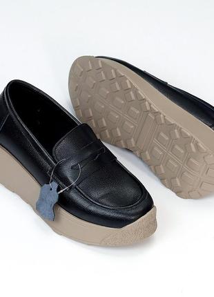 Шкіряні чорні жіночі туфлі лофери в чорному кольорі на потовщеній бежевій підошві, в лаконічному сти1 фото