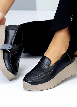 Шкіряні чорні жіночі туфлі лофери в чорному кольорі на потовщеній бежевій підошві, в лаконічному сти9 фото