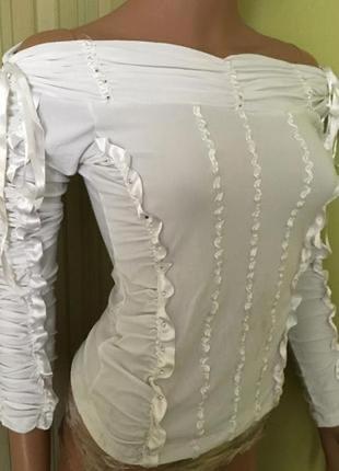 Стильная белая кофта в обтяжку в сборку, на плечах с, 44 камни, рюш