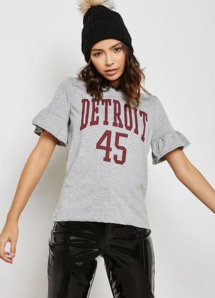 Oversize футболка с рюшами на рукавах и надписью