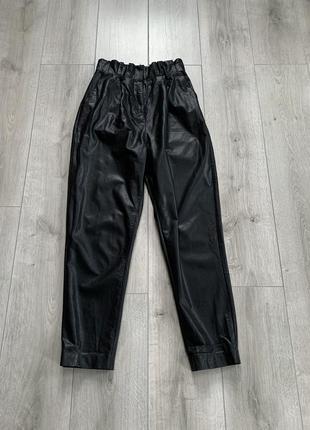 Крутезные брюки брюки черного цвета на высокой посадке качественная эко кожа new look размер s